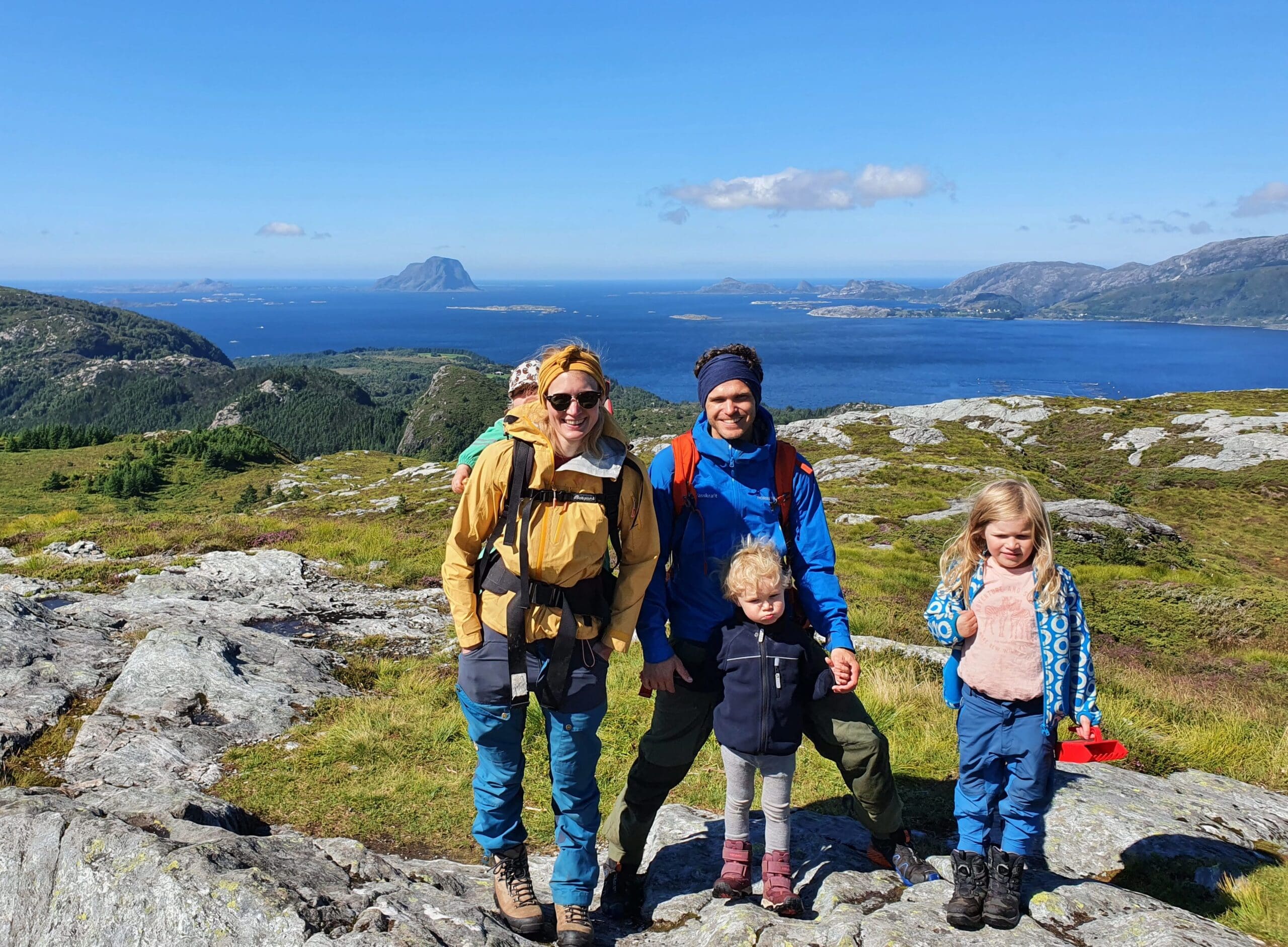 Familien på fem nyt nærleiken til den fantastiske naturen i Sunnfjord.