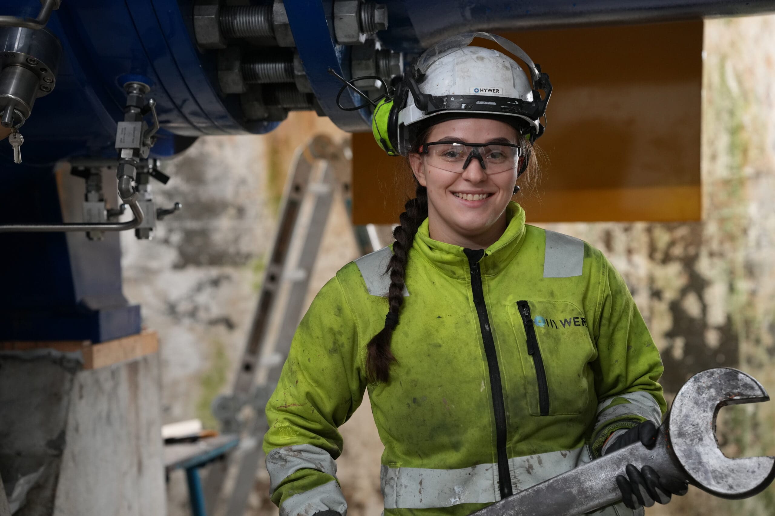 Silje frå Hywer i verneutstyr på Svorka kraftverk